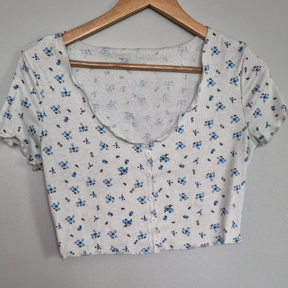 (Both) 2 Crop Tops - Picture 2 of 9